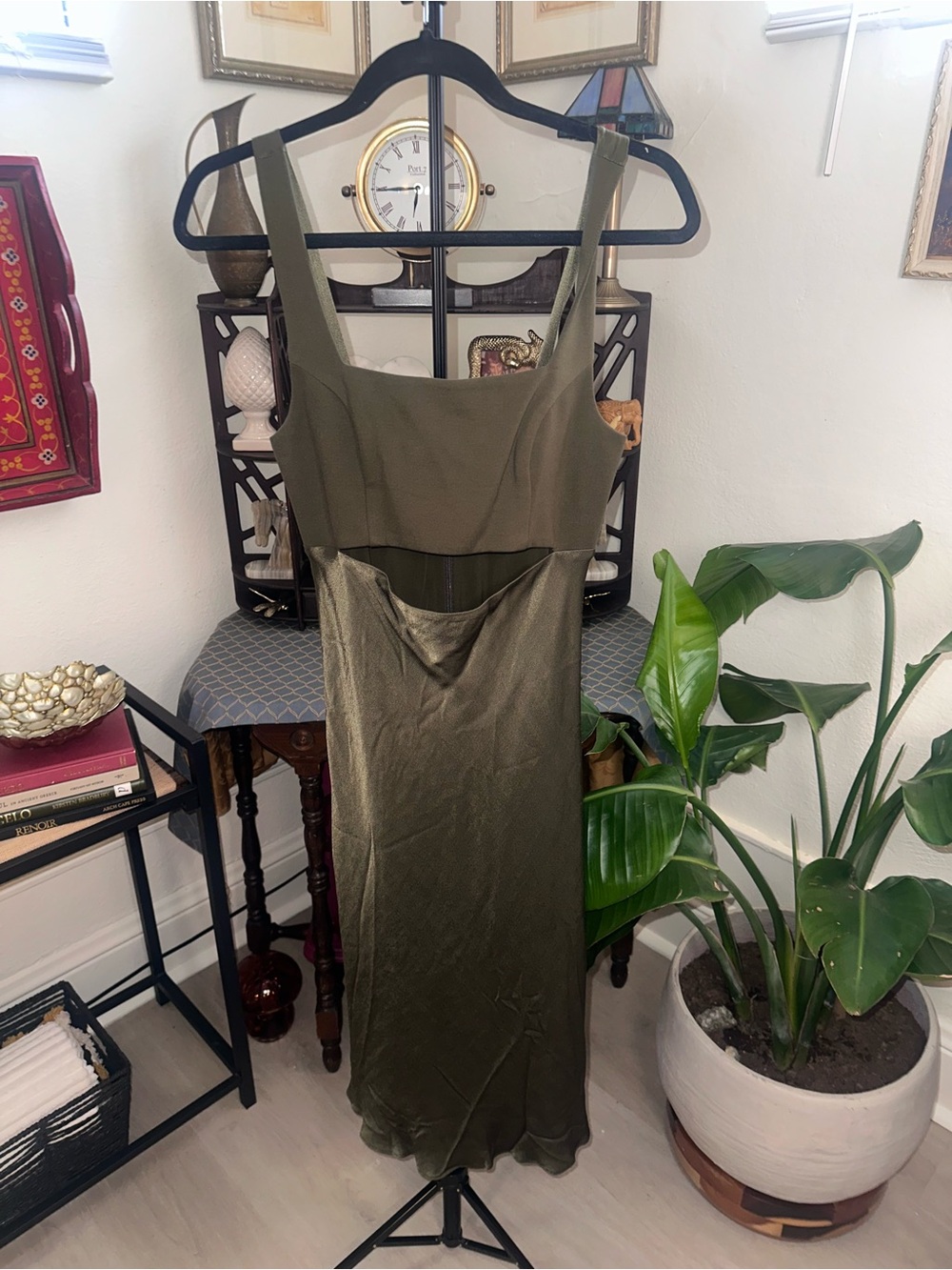 Donna Mizani Olive Satin Mix Dress - Picture 4 of 7